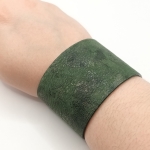 Bracelet Manchette vert forêt avec reflets irisé et vert