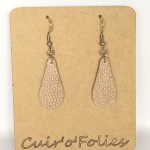 Boucles d’oreilles petite goutte en galuchat gris beige