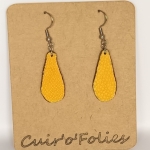 Boucles d’oreilles petite goutte en galuchat jaune