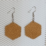 Boucles d’oreilles grand hexagone en galuchat  café au lait