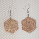 Boucles d’oreilles grand hexagone en galuchat gris beige