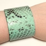 Bracelet Manchette verte menthe effet python