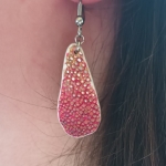 Boucles d’oreilles petite goutte en galuchat rose métallisé