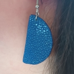 Boucles d’oreilles demi-lune en galuchat bleu foncé