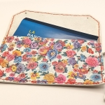 Pochette blanche et fleuri effet céramique