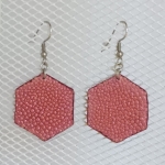 Boucles d’oreilles grand hexagone en galuchat rose métallisé