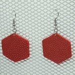 Boucles d’oreilles grand hexagone en galuchat rouge