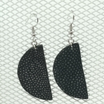 Boucles d’oreilles demi-lune en galuchat noire