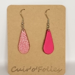 Boucles d’oreilles petite goutte en galuchat rose métallisé