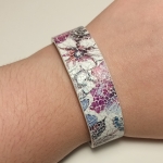 Bracelet fleuri pastel effet céramique