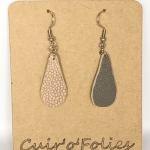 Boucles d’oreilles petite goutte en galuchat gris beige