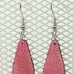 Boucles d’oreilles petite goutte en galuchat rose