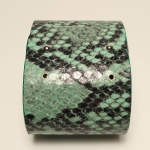 Bracelet Manchette verte menthe effet python