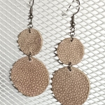 Boucles d’oreilles double rond en galuchat gris beige