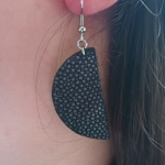 Boucles d’oreilles demi-lune en galuchat noire