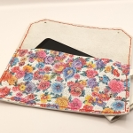 Pochette blanche et fleuri effet céramique