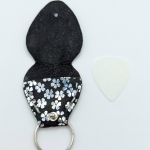 Étui à médiator Noir à petites fleurs argent