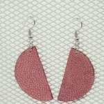 Boucles d’oreilles demi-lune en galuchat rose métallisé