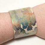 Bracelet Manchette camouflage multicolore irisé