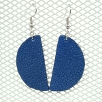 Boucles d’oreilles demi-lune en galuchat bleu foncé