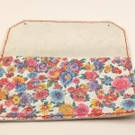 Pochette blanche et fleuri effet céramique