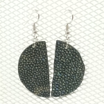 Boucles d’oreilles demi-lune en galuchat caviar