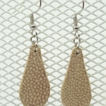 Boucles d’oreilles petite goutte en galuchat gris beige