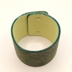 Bracelet Manchette vert forêt avec reflets irisé et vert