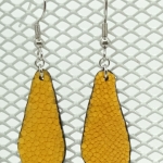 Boucles d’oreilles petite goutte en galuchat jaune