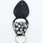 Étui à médiator Noir à petites fleurs argent