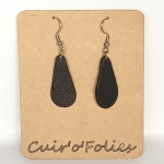 Boucles d’oreilles petite goutte en galuchat noire