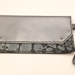 Pochette argentée et argent mat effet crocodile