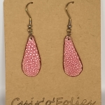 Boucles d’oreilles petite goutte en galuchat rose métallisé