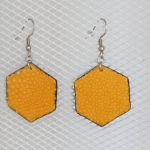 Boucles d’oreilles grand hexagone en galuchat jaune