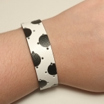 Bracelet blanc à pois noirs