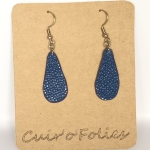 Boucles d’oreilles petite goutte en galuchat bleu foncé