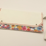 Pochette blanche et fleuri effet céramique