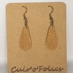 Boucles d’oreilles petite goutte en galuchat café au lait