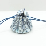 Petite bourse  blanche à rayures bleues métallisées