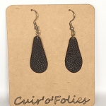 Boucles d’oreilles petite goutte en galuchat noire