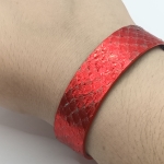 Bracelet rouge métallisé en saumon et noir