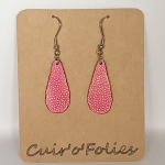 Boucles d’oreilles petite goutte en galuchat rose