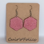 Boucles d’oreilles grand hexagone en galuchat rose métallisé