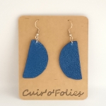 Boucles d’oreilles demi-lune en galuchat bleu foncé