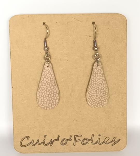 Boucles d’oreilles petite goutte en galuchat gris beige