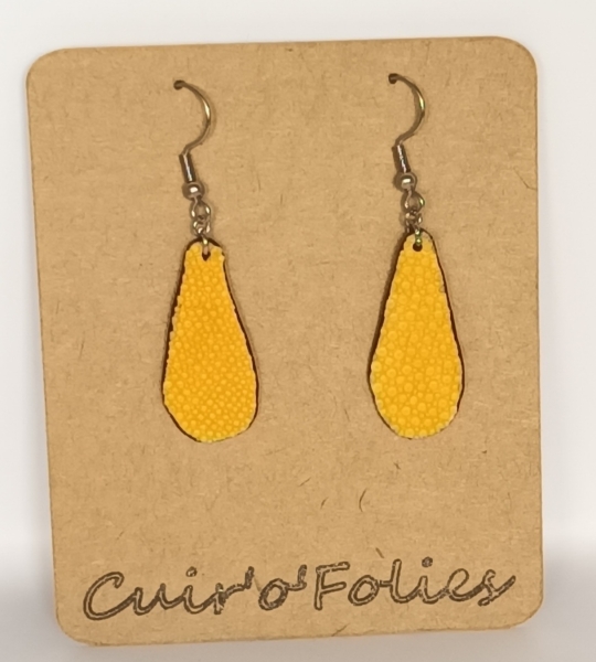 Boucles d’oreilles petite goutte en galuchat jaune