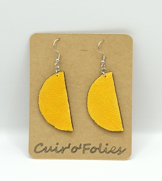 Boucles d’oreilles demi-lune en galuchat jaune