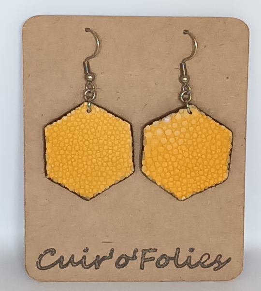 Boucles d’oreilles grand hexagone en galuchat jaune