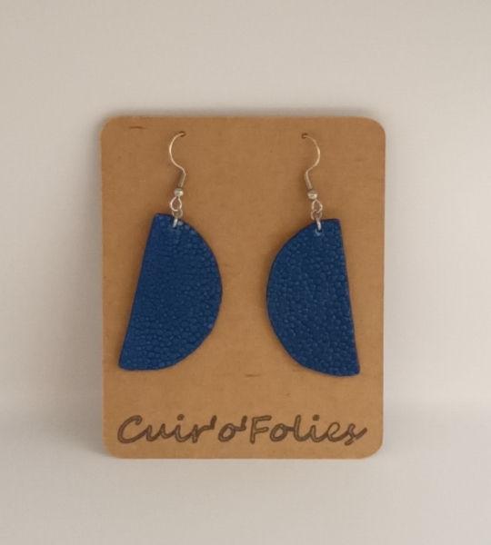 Boucles d’oreilles demi-lune en galuchat bleu foncé