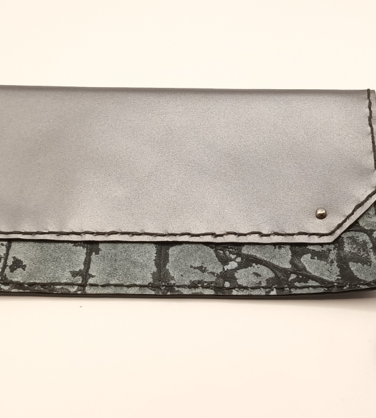 Pochette argentée et argent mat effet crocodile